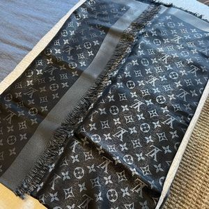 Louis Vuitton Monogram Classic Shawl